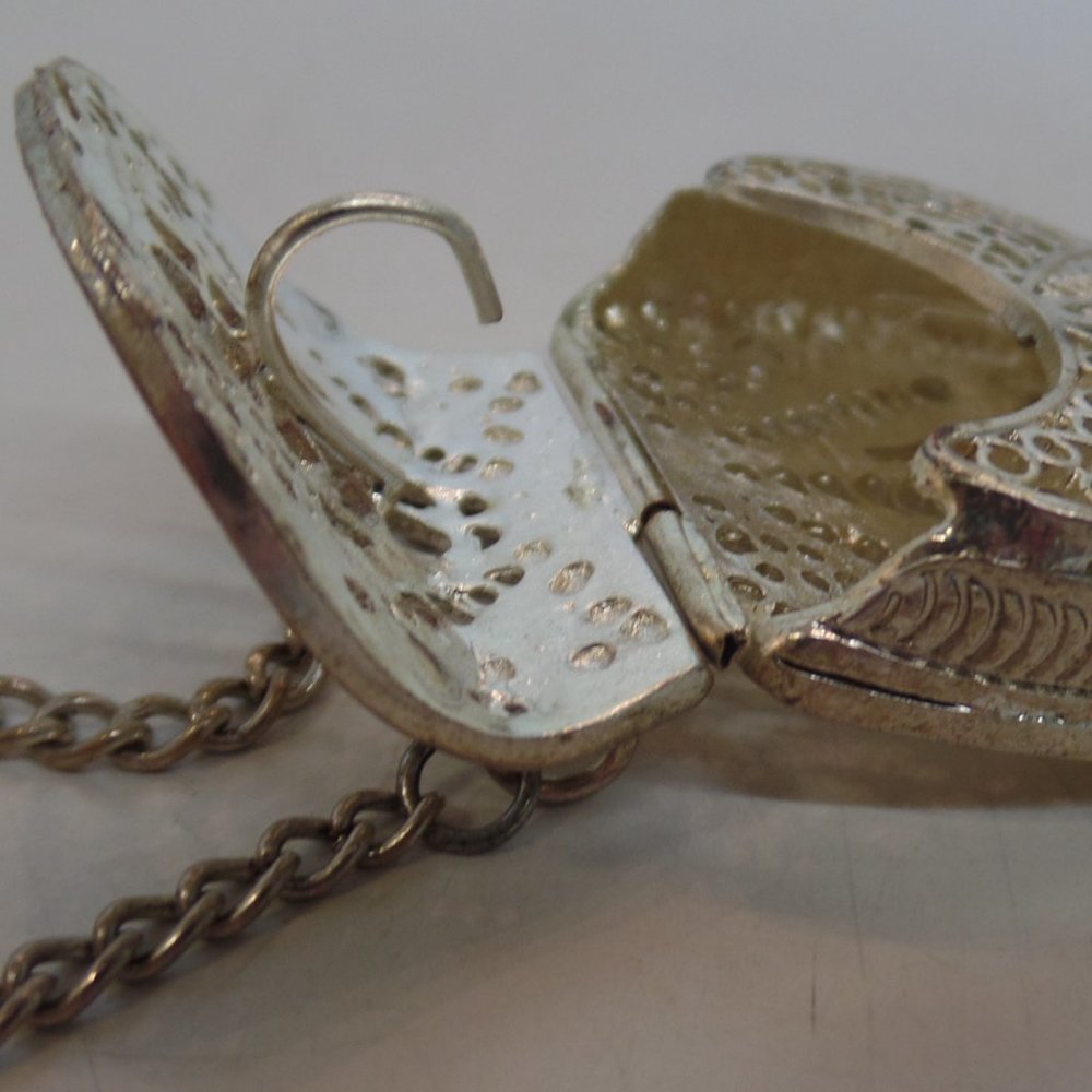 Unbranded Silvertone Purse Opens/Closes Very Ornate Design Adj to 18" Necklace - Picture 5 of 11
